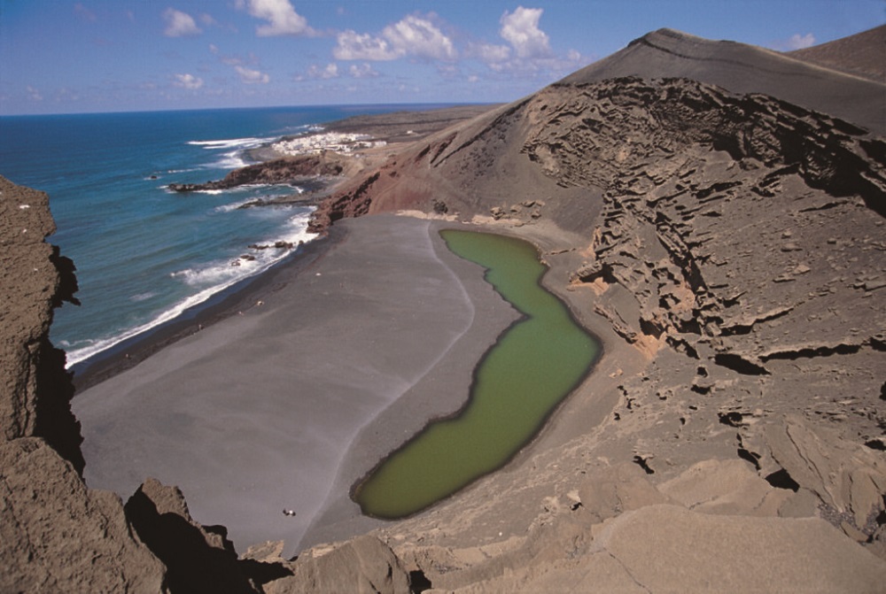Lanzarote Island, discover the top 10 best beaches you should visit in Spain.